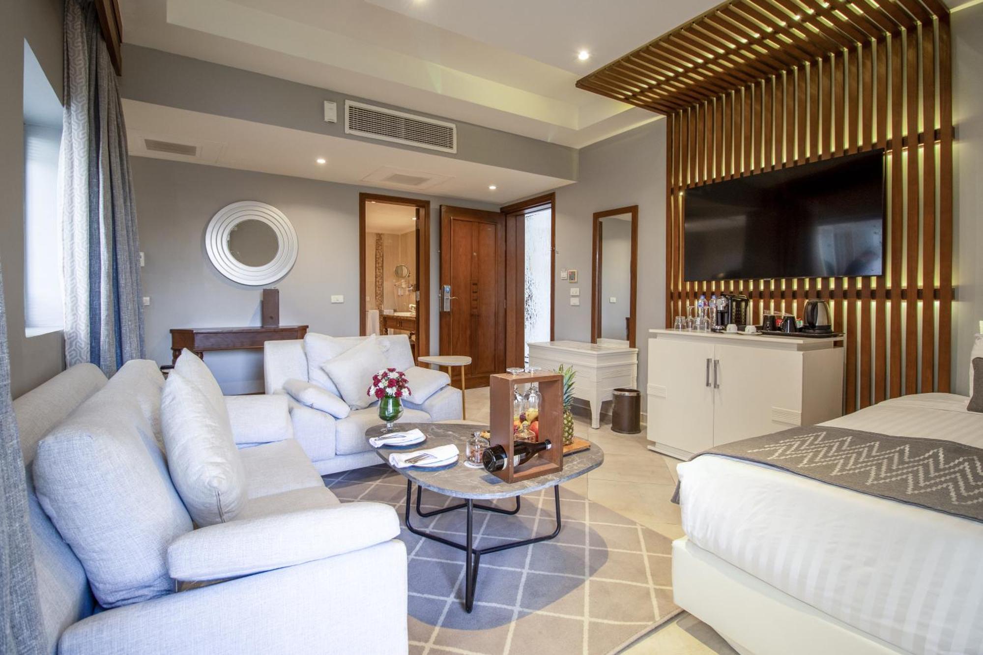 Sunrise Crystal Bay Resort -Grand Select (Adults Only) ฮูร์กาดา ภายนอก รูปภาพ Suite at the hotel