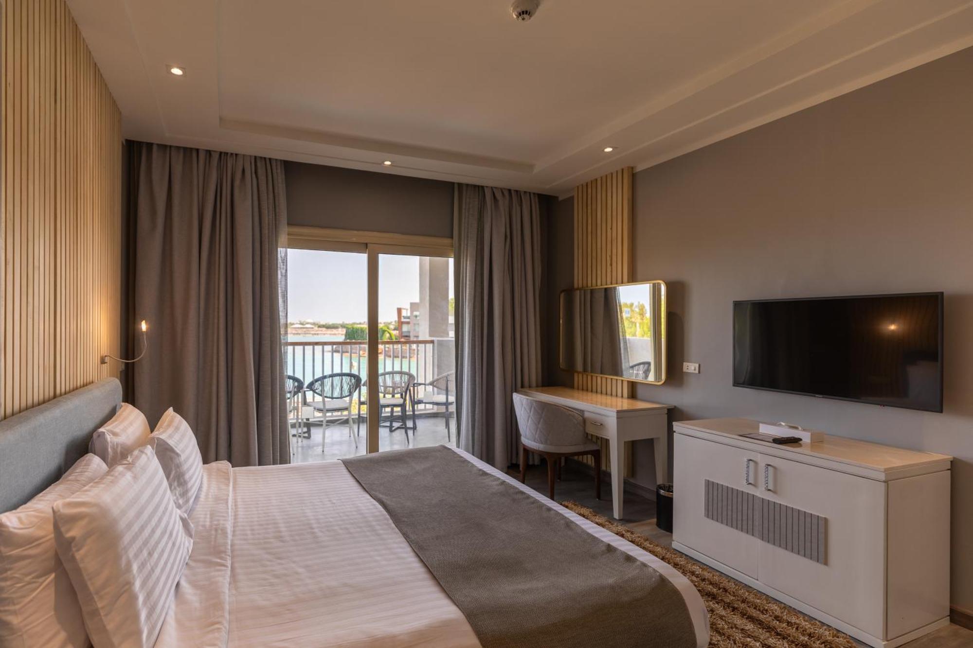 Sunrise Crystal Bay Resort -Grand Select (Adults Only) ฮูร์กาดา ภายนอก รูปภาพ A room at the hotel