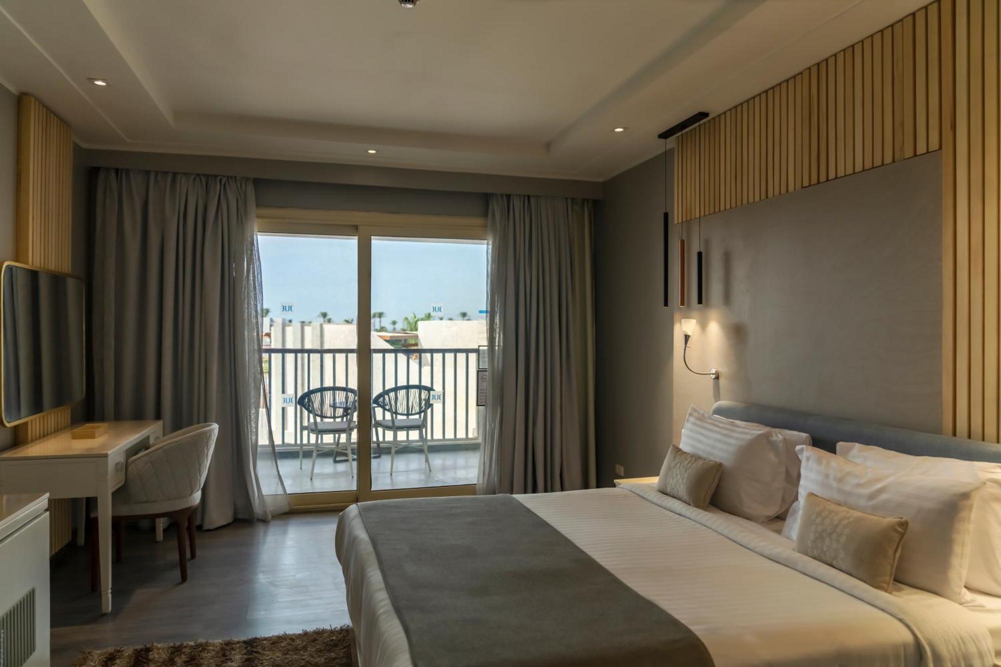 Sunrise Crystal Bay Resort -Grand Select (Adults Only) ฮูร์กาดา ภายนอก รูปภาพ A room at the hotel