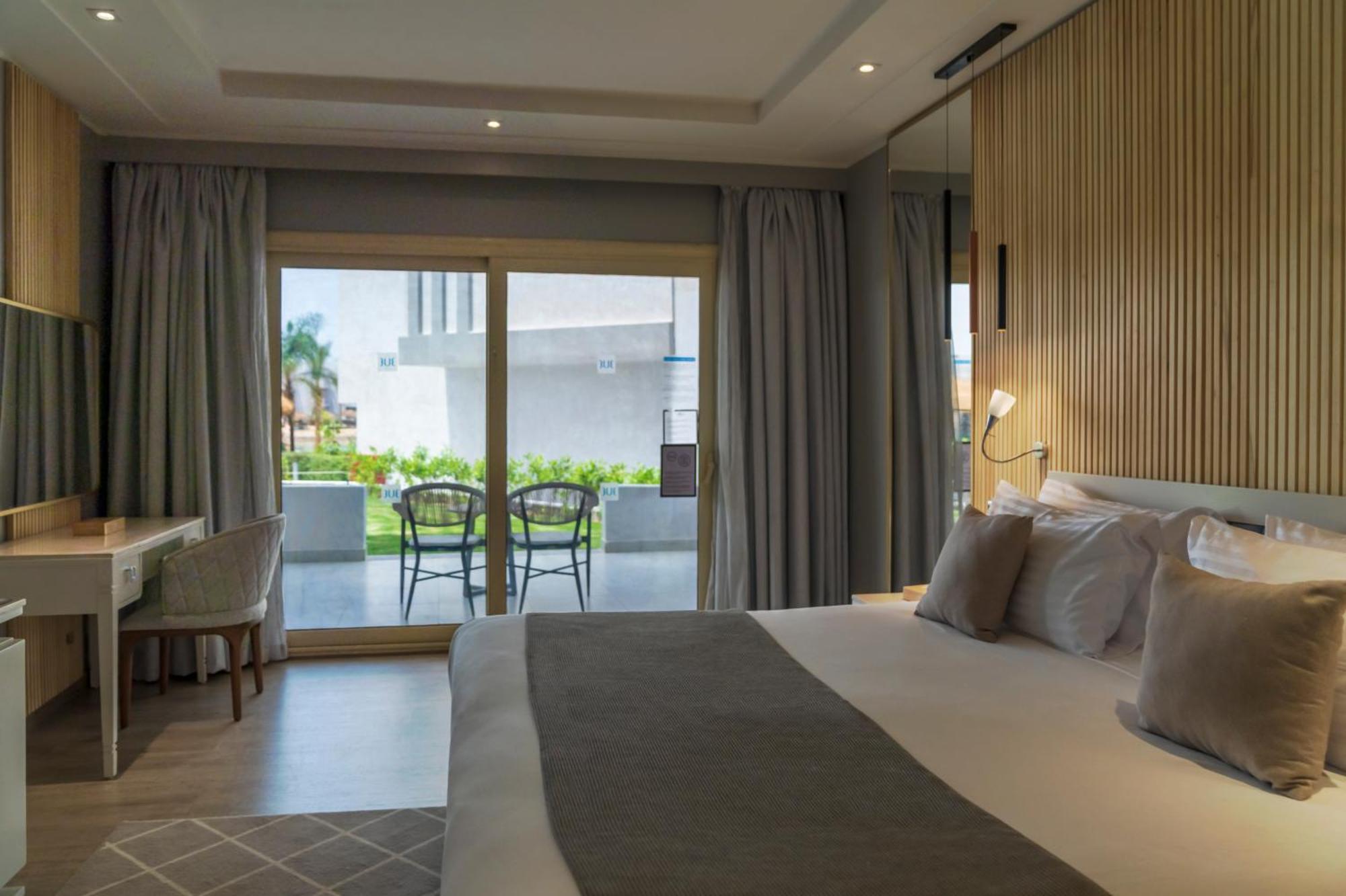 Sunrise Crystal Bay Resort -Grand Select (Adults Only) ฮูร์กาดา ภายนอก รูปภาพ A room at the hotel