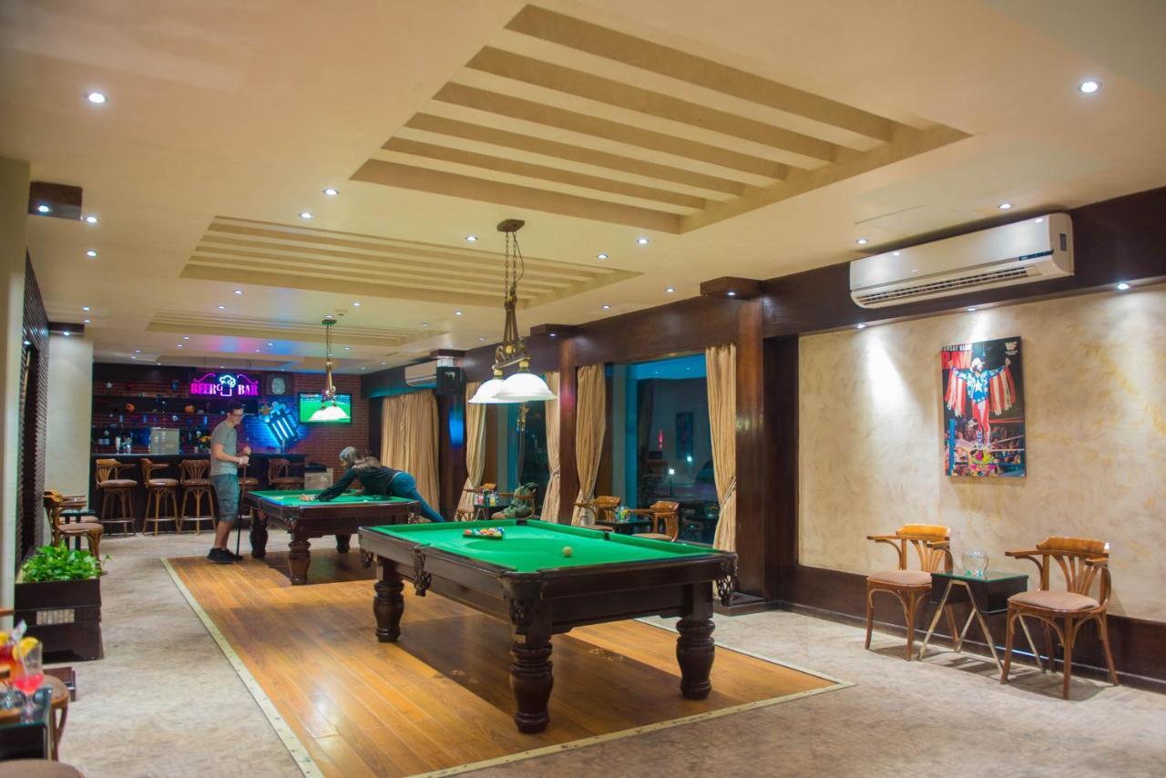 Sunrise Crystal Bay Resort -Grand Select (Adults Only) ฮูร์กาดา ภายนอก รูปภาพ The pool table at the bar